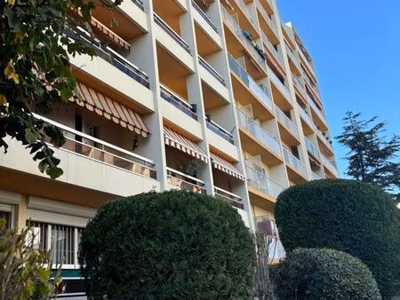 marseille 3 très beau studio avec belle terrasse très belle résidence de standing