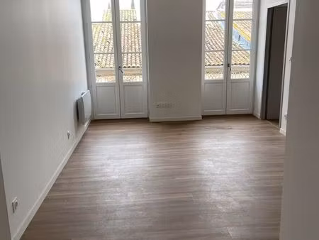 t2 2me etage avec place de parking