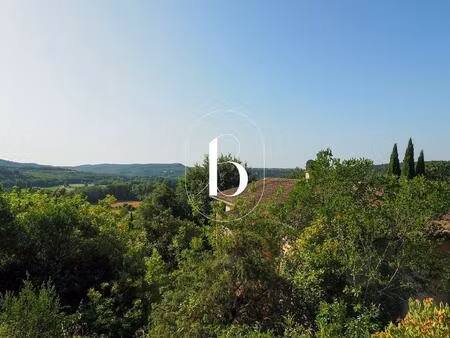 une vue panoramique et un village tous commerces !