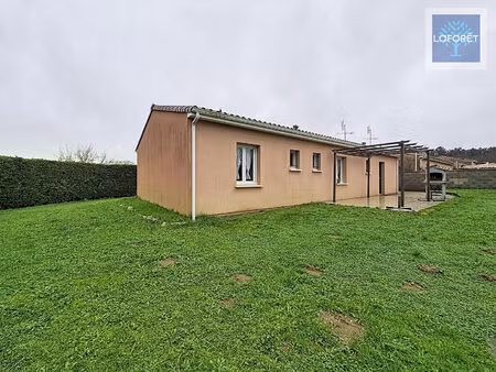 maison plain pied trois chambres et un garage.