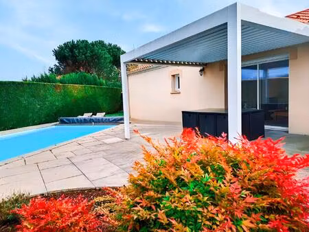 luxe discret : maison familiale avec piscine et jardin