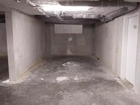 perverie lauriol - grande place de parking sécurisé  format pmr