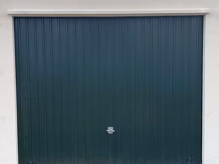 garage/box à louer près de la gare de vernon – idéal voiture ou garde-meuble < –