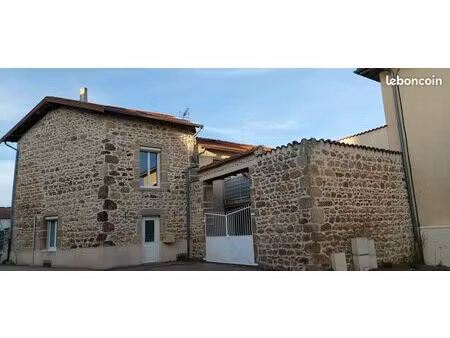 location maison de village