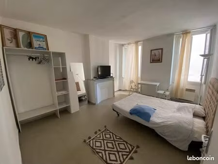 grande chambre meublée