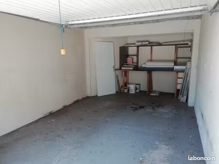 grand garage de 21 m2 (vaise) à 100 m du métro d