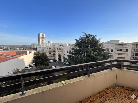 t3 au dernier étage avec vue dégagée