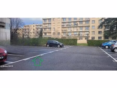 place de stationnement extérieur