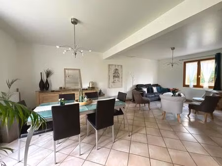 proche d’abbeville  des axes autoroutiers.