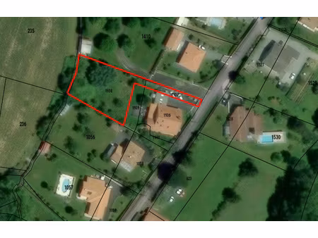 terrain a batir dans un environnement calme et verdoyant