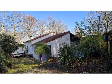 pavillon sur 1600 m² de terrain boise