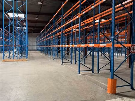 location local d'activités emerainville 2 800 m²