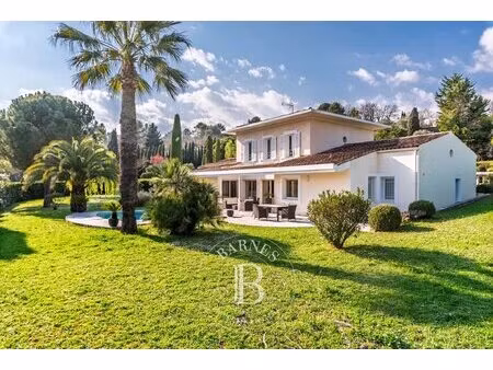 à pied du village de valbonne – villa plein sud  piscine  studio indépendant