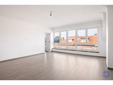 volledig gerenoveerd 2-slp appartement met zonnig terras!