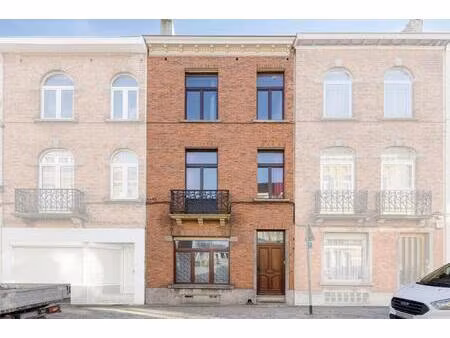 op te frissen 2-gevelwoning met tuin in laken