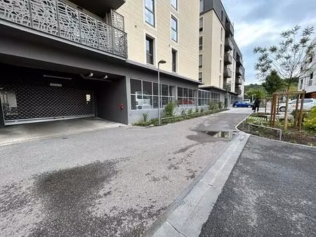 2 places de parking - bas cenon - près de ligne a et à 50 mètres de l'arrêt sncf de cenon