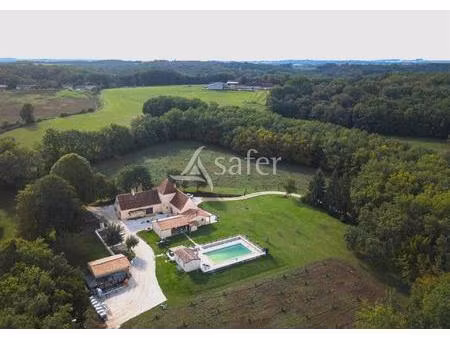 belle propriété bâtie entièrement rénovée sur 26ha avec ma