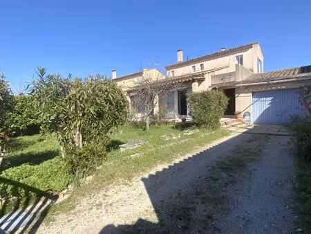 maison de ville à pieds de tous commerces.