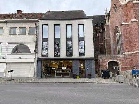 aalst-centrum - commercieel handelspand met ruim appartement op toplocatie.
