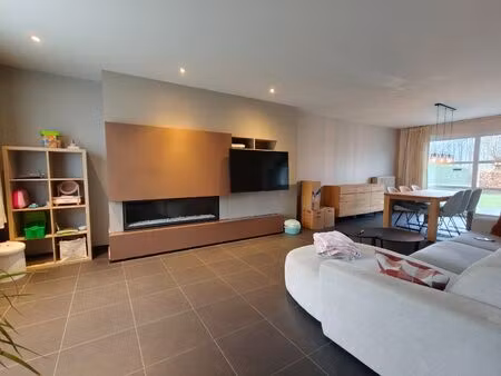 energiezuinige woning met 3 slaapkamers en garage te eksaarde