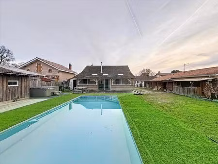 maison de 9 pièces de 200 m² située à hostens