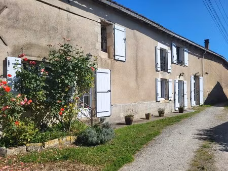 magnifique propriété de caractère avec piscine  dépendances et prairie entre poitiers  châ