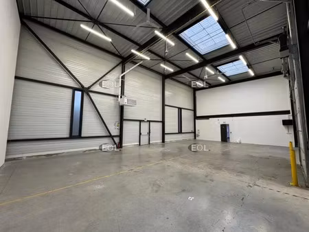 a louer - local d'activité avec bureaux de 300 m² situé à fontenay-trésigny (77)