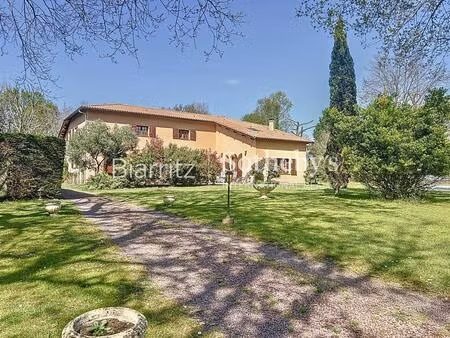 belle maison familiale avec parc arboré et piscine