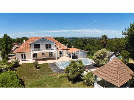 avec vue pyrénées  belle maison avec piscine à 15 mn d orthez 170 m²