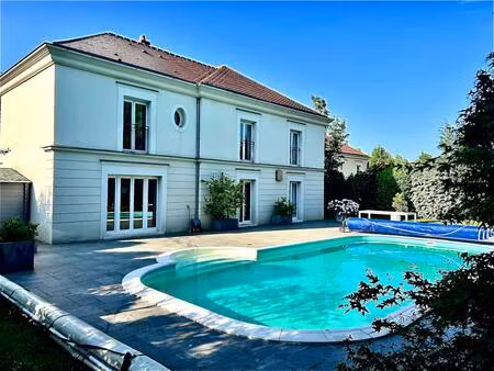 villa de 8 pièces de 212 m² située à bailly-romainvilliers