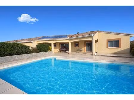 maison de 140 m² de plain-pied avec piscine et jardin