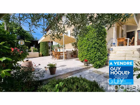 maison de village avec parc arboré