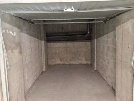 garage boxe ferme pour deux roues