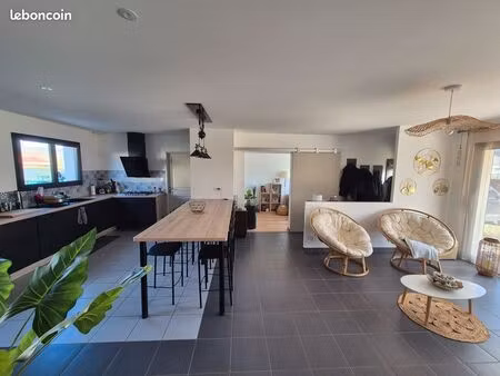 maison 126 m² dont 28m² de garage – 2019 – terrain 810 m² – quartier résidentiel à assat –