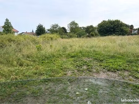 terrain constructible et viabilisé 900 m2 horgues (65)