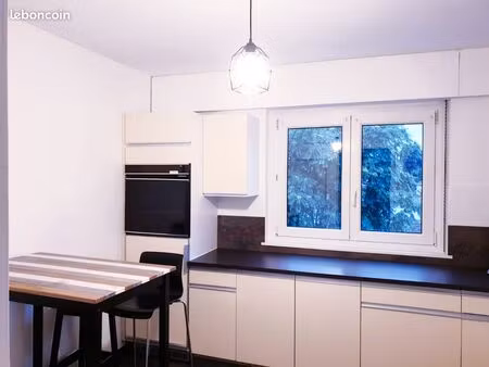 beau f2 avec balcons et pmace de parking