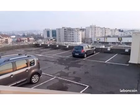 place parking à louer sécurisée