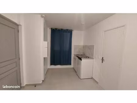 dans residence calme-studio meublee libre de suite