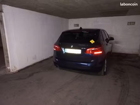 deux grandes places de parking sans autre voisin facile d'accès