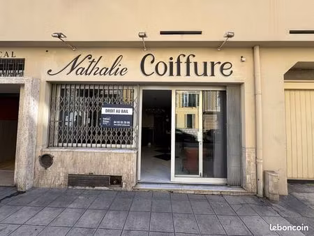 ? local commercial 55 m² + mezzanine – nice port – belle vitrine