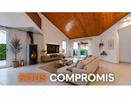 sous compromis -- la roche-sur-yon -- quartier belle place -- maison 5 pieces -- 159 m2 --