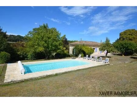 belle maison quercynoise avec maison d'amis et piscine  située sur un terrain de 13840m²..