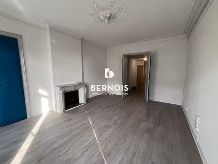 location local professionnel 146m²