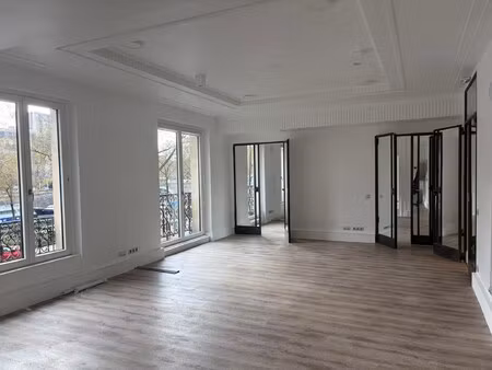 location local professionnel 607m²