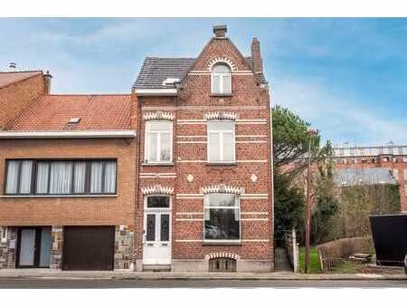 maison spacieuse avec 4 chambres et jardin