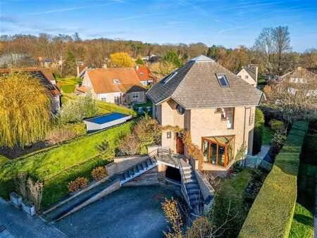 villa aux volumes généreux dans quartier résidentiel prisé