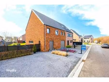 magnifique villa de 2023 avec garage et beau jardin !