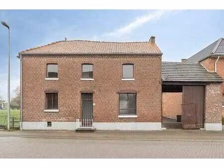 maison à rénover sur un grand terrain