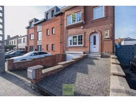 maison 3 façades avec 2ch   garage jardin   parking !!