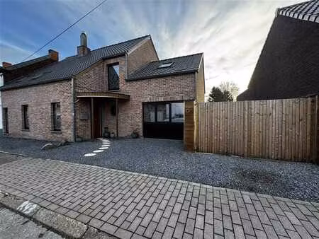 maison à l’orée du bois avec piscine et vue dégagée